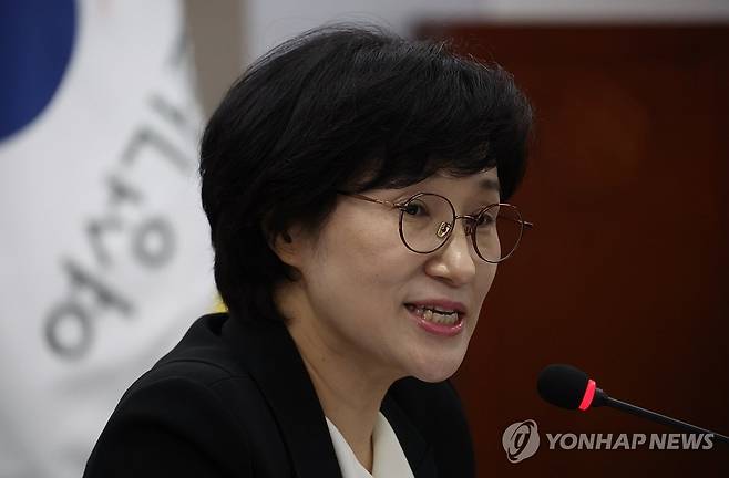 ‘스토킹, 교제폭력’ 관계부처 및 전문가 대책회의 (서울=연합뉴스) 신준희 기자 = 여성가족부 원민경 장관이 24일 정부서울청사에서 열린 ‘스토킹, 교제폭력 관련 관계부처 및 전문가 대책회의’에서 발언을 하고 있다. 2025.9.24 hama@yna.co.kr