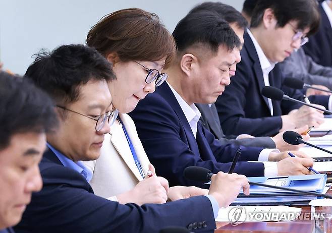 수석·보좌관 회의 참석하는 김현지 총무비서관 (서울=연합뉴스) 홍해인 기자 = 김현지 대통령실 총무비서관이 17일 서울 용산 대통령실 청사에서 열린 4차 수석·보좌관 회의에 참석해 이재명 대통령의 발언을 듣고 있다. 2025.7.17 hihong@yna.co.kr