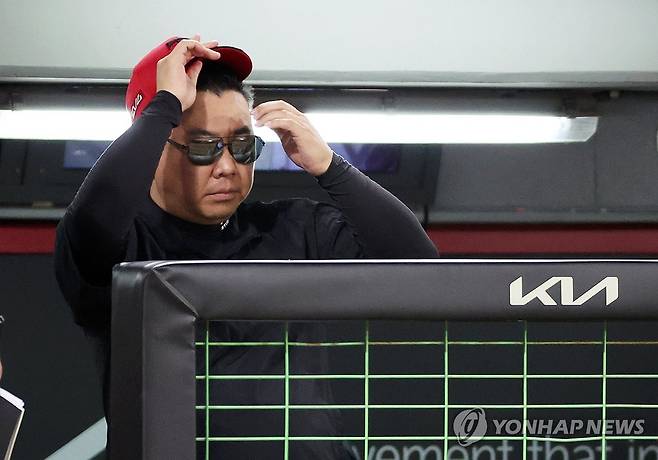 경기 지켜보는 이범호 감독 (광주=연합뉴스) 조남수 기자 = 24일 광주기아챔피언스필드에서 열린 프로야구 LG 트윈스와 KIA 타이거즈의 경기. KIA 이범호 감독이 역전을 당한 6회초 수비를 지켜보고 있다. 2025.8.24 iso64@yna.co.kr