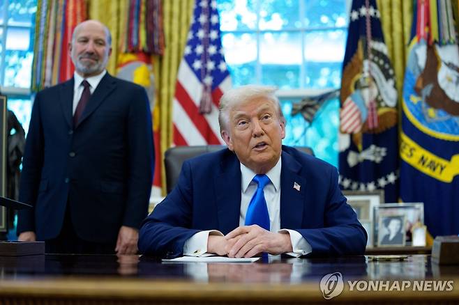 러트닉과 트럼프 (워싱턴DC EPA=연합뉴스) 2025년 9월 19일 미국 백악관에서 도널드 트럼프(가운데) 미국 대통령이 투자이민 프로그램 '트럼프 골드 카드'를 발표하는 가운데 주무 부처인 상무부의 하워드 러트닉(왼쪽) 장관이 지켜보고 있다. (EPA/Aaron Schwartz / POOL) 2025.9.26.