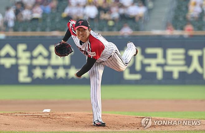 역투하는 LG 선발 손주영 (서울=연합뉴스) 김인철 기자 = 31일 서울 잠실야구장에서 열린 2025 프로야구 KBO리그 키움 히어로즈와 LG 트윈스의 경기. LG 선발 투수 손주영이 역투하고 있다. 2025.8.31 yatoya@yna.co.kr
