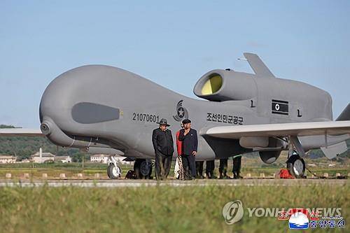 북한 김정은, 전술무인공격기 성능시험 지도 (평양 조선중앙통신=연합뉴스) 김정은 북한 국무위원장이 지난 18일 무인항공기술연합체 산하 연구소와 기업소들에서 개발 생산하고 있는 무인무장장비들의 성능 시험을 지도했다고 조선중앙통신이 19일 보도했다. 2025.9.19 
    [국내에서만 사용가능. 재배포 금지. For Use Only in the Republic of Korea. No Redistribution] nkphoto@yna.co.kr