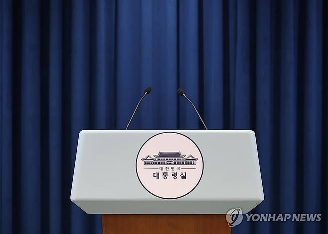 대통령실에 붙은 청와대 업무표장 (서울=연합뉴스) 한상균 기자 = 22일 용산 대통령실 기자회견장 연단에 청와대 시절 사용하던 업무표장이 붙어 있다. 
    대통령실은 지난 13일 보도자료를 통해 "과거 청와대에서 사용하던 업무표장을 다시 사용하기로 했다"며, "청와대 복귀가 완료될 때까지는 '청와대' 대신 '대통령실'로 글자를 변경해 사용하기로 했다"고 밝혔다. 2025.6.22 xyz@yna.co.kr