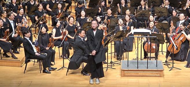 첫 관현악곡 '인페르노' 공개한 정재일 작곡가 (서울=연합뉴스) 정재일 작곡가가 25일 서울 롯데콘서트홀에서 서울시향의 연주로 자신의 첫 관현악곡 '인페르노'를 공개한 뒤 관객에게 인사하고 있다. 2025.09.25 hyun@yna.co.kr