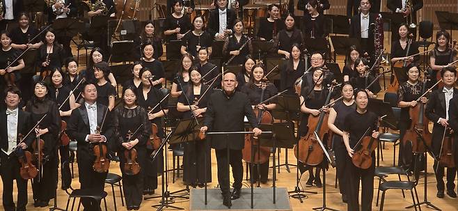 서울시향 얍 판 츠베덴 음악감독과 단원들 (서울=연합뉴스) 서울시향 얍 판 츠베덴 음악감독과 단원들이 25일 서울 롯데콘서트홀에서 정기연주회를 마친 뒤 관객에게 인사하고 있다. 2025.09.25 hyun@yna.co.kr