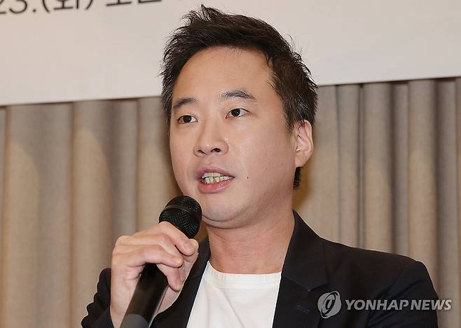 인사말하는 정재일 (서울=연합뉴스) 이재희 기자 = 작곡가 정재일이 23일 서울 종로구 더프리마아트센터에서 열린 '2025 서울시향 신작 발표 기자간담회'에서 인사말을 하고 있다.

'기생충', '오징어 게임'의 음악감독으로 유명한 정재일은 서울시향에게 위촉받아 만든 곡 '인페르노'를 다음 달부터 시작하는 서울시향 미국 순회공연에서 선보인다. 2025.9.23 scape@yna.co.kr