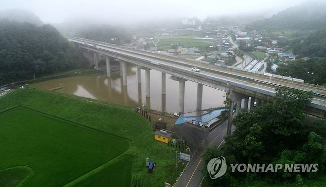 '이곳이 대안 노선의 종점 양평군 강상면 병산리' (양평=연합뉴스) 서울-양평 고속도로 대안 노선의 종점인 경기도 양평군 강상면 일대 모습.  대안노선에 따르면 서울-양평고속도로는 이 일대에서 교각 위로 지나는 중부내륙고속도로와 연결될 계획이었다. 교각 위 도로가 중부내륙고속도로이며 왼쪽은 남양평IC 방면, 오른쪽은 양평대교 방면. 2023.7.14 [연합뉴스 자료 사진. 재판매 및 DB 금지]