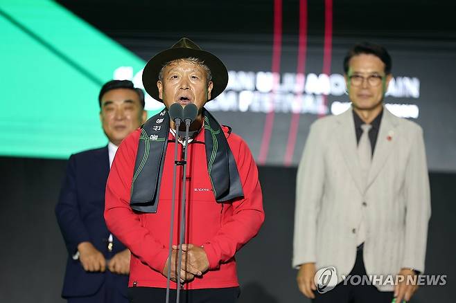 환영사 하는 엄홍길 집행위원장 (울산=연합뉴스) 장지현 기자 = 26일 오후 울산시 울주군 영남알프스 복합웰컴센터에서 열린 '제10회 울산울주세계산악영화제' 개막식에서 엄홍길 집행위원장이 환영사를 하고 있다. 2025.9.26 jjang23@yna.co.kr