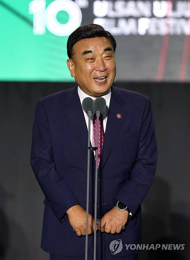 인사말 하는 김두겸 울산시장 (울산=연합뉴스) 장지현 기자 = 26일 오후 울산시 울주군 영남알프스 복합웰컴센터에서 열린 '제10회 울산울주세계산악영화제' 개막식에서 김두겸 울산시장이 인사말 하고 있다. 2025.9.26 jjang23@yna.co.kr