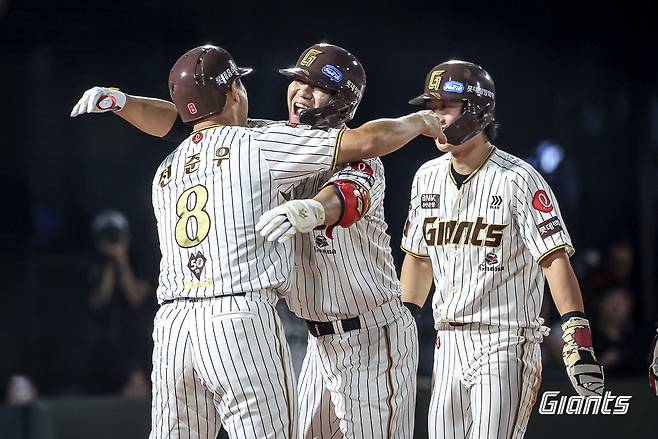 역전 만루홈런을 날린 김민성(가운데) [롯데 자이언츠 제공. 재판매 및 DB 금지]