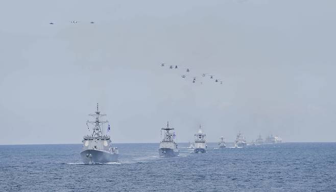 해상사열하는 함정과 항공기들 [해군 제공. 재판매 및 DB 금지]
