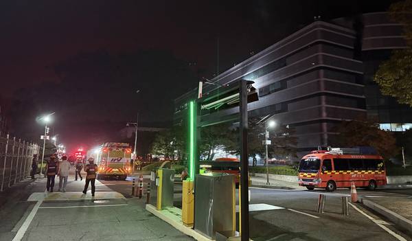 26일 오후 8시 20분께 대전 유성구 화암동 국가정보자원관리원에서 리튬배터리 화재가 발생, 소방당국이 진화작업을 벌이고 있다. 2025.9.27 /연합뉴스