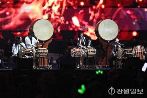 27일 정선공설운동장 특설무대에서 열린 2025 유네스코 대축제에서 너울 아트컴퍼니가 농악 대북 시나위를 선보이고 있다. 이번 축제는