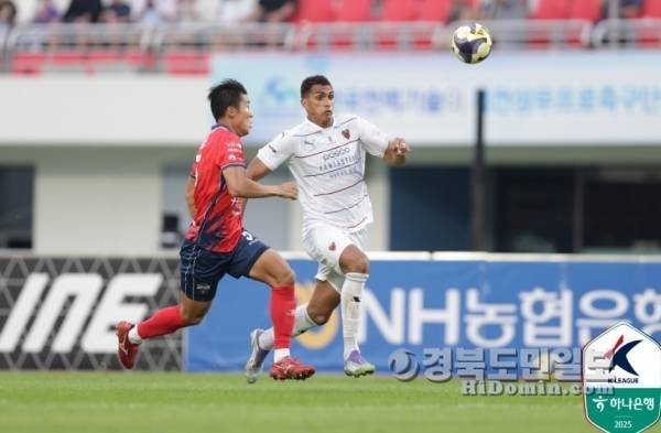 포항 조르지(오른쪽)가 김천 골문으로 볼을 드리볼 하고 있다. 사진=한국프로축구연맹 제공