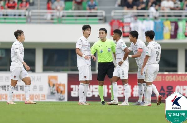 포항 선수들이 주심 김우성에게 강하게 항의하고 있다. 사진=한국프로축구연맹 제공