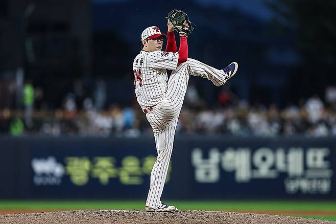 프로야구 KIA타이거즈의 양현종이 27일 광주-기아챔피언스필드에서 열린 '2025 신한 SOL BANK KBO 정규시즌' NC다이노스와 경기에서 6이닝 2실점 퀄리티스타트 피칭을 했다. 이날 투구로 양현종은 KBO리그 최초로 11년 연속 150이닝을 투구한 투수가 됐다. KIA구단 제공.