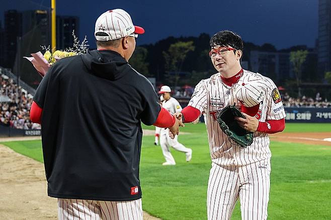 프로야구 KIA타이거즈의 양현종이 27일 광주-기아챔피언스필드에서 열린 '2025 신한 SOL BANK KBO 정규시즌' NC다이노스와 경기에서 6이닝 2실점 퀄리티스타트 피칭을 했다. 이날 투구로 양현종은 KBO리그 최초로 11년 연속 150이닝을 투구한 투수가 됐다. KIA구단 제공.