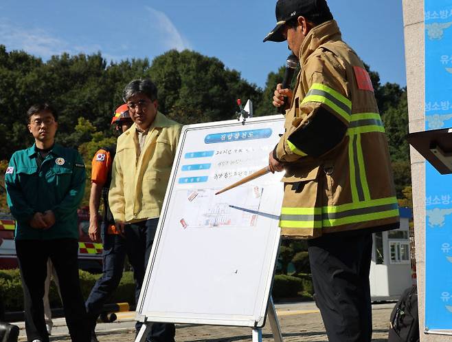 김기선 대전 유성구 긴급구조통제단장이 27일 대전 국가정보자원관리원 화재 현장에서 관련 언론 브리핑을 하고 있다.(사진=연합뉴스)