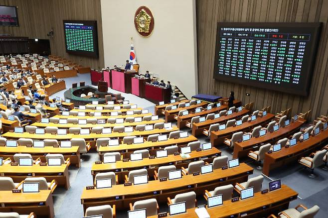 27일 서울 여의도 국회에서 열린 본회의에서 방송미디어통신위원회의 설치 및 운영에 관한 법률안이 통과되고 있다. (사진 = 연합뉴스)
