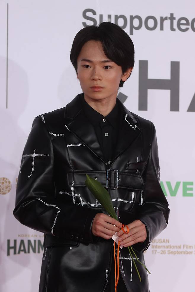 배우 하야시 유타가 26일 부산 해운대구 우동 영화의전당에서 열린 제30회 부산국제영화제 폐막식에 참석하고 있다.(사진=연합뉴스)