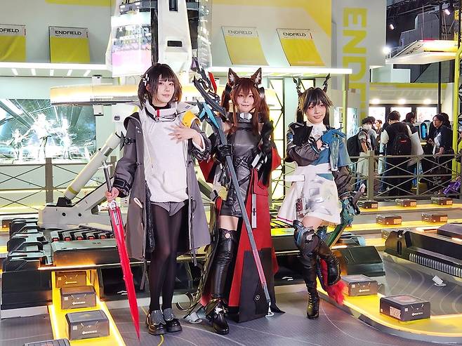 - 엔드필드 메인 캐릭터 3인방이 관람객들을 반긴다&nbsp;