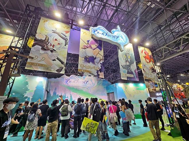 - 아주르 프로밀리아 부스 앞도 인기가 많다&nbsp;