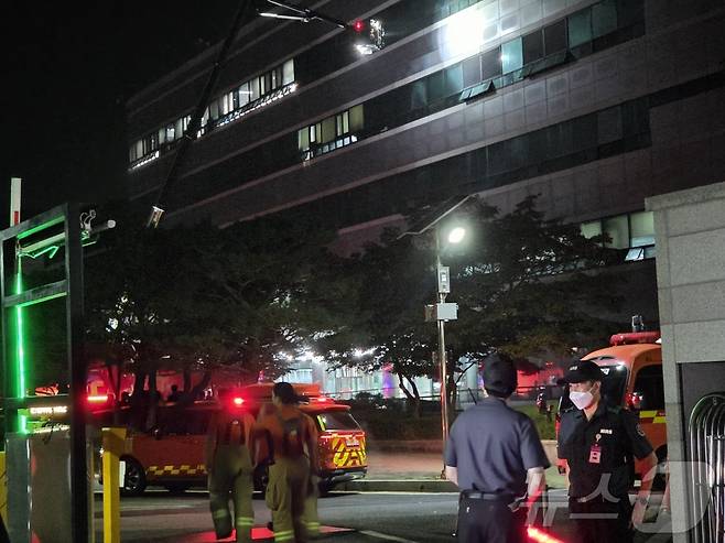 26일 오후 8시20분께 대전 유성구 국가정보자원관리원에서 불이 나 소방당국이 진화 작업을 하고 있다. 불은 5층 전산실 리튬이온 배터리에서 발생한 것으로 추정된다. 정부 전산자원을 통합 관리하는 국가정보자원관리원(국정자원) 화재로 정부 온라인 서비스 70개가 마비됐다. 2025.9.27/뉴스1 ⓒ News1 김종서 기자