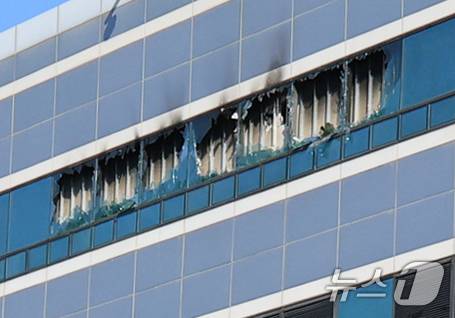 27일 오전 대전 유성구 국가정보자원관리원 화재현장의 모습. 전산 자원을 통합 관리하는 행정안전부 산하 국가정보자원관리원에서 지난 26일 오후 배터리 교체 작업 중 화재가 발생, 정부 온라인 서비스 70개가 마비됐다. 2025.9.27/뉴스1 ⓒ News1 김진환 기자