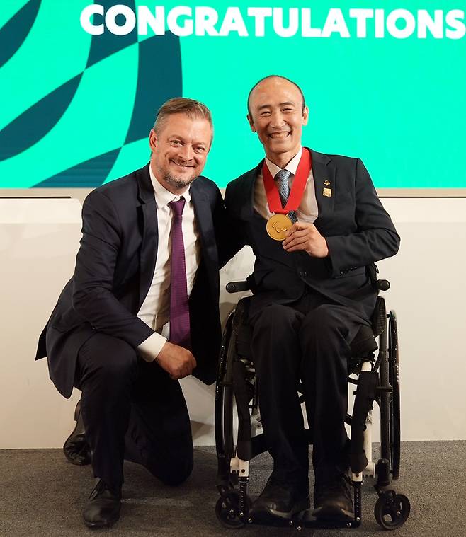 2023 IPC 정기총회에서 앤드류 파슨스 IPC 위원장(좌)이 정진완 회장(우)에게 패럴림픽 훈장 수여 후 기념촬영을 하고 있다.