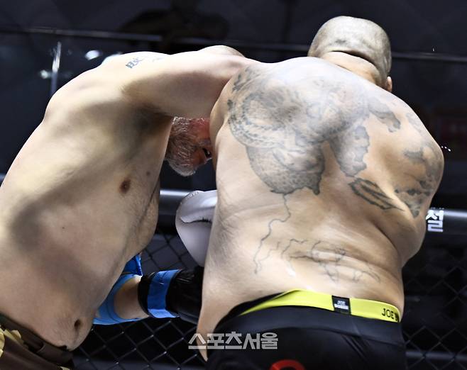 금광산이 강력한 라이트훅으로 허재혁을 KO시키고 있다. 이주상기자 rainbow@sportsseoul.com