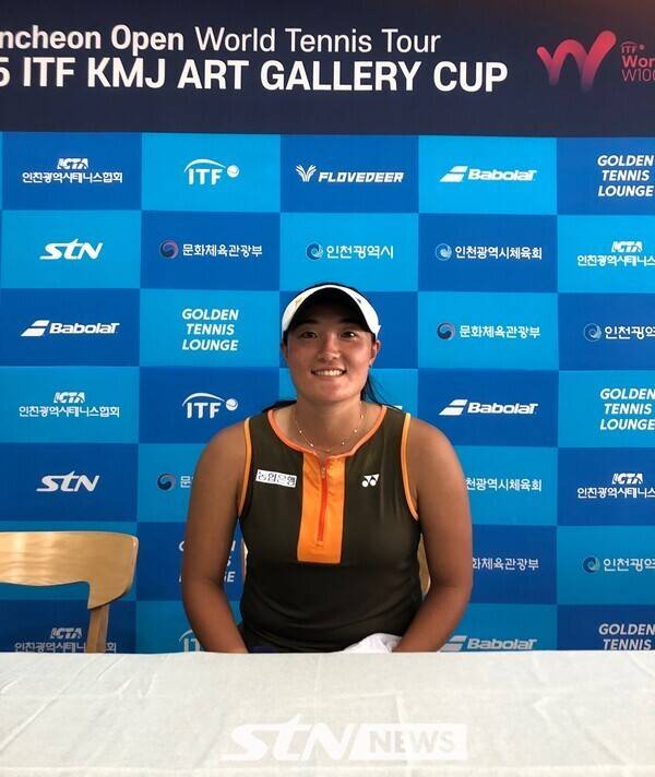 이은혜가 27일 인천에 위치한 열우물 테니스장 센터코트에서 열린 '2025 국제테니스연맹(ITF) KMJ 아트갤러리컵 인천 여자국제테니스투어' 단식 결승행을 확정한 뒤 인터뷰에 응하고 있다. /사진(인천)=이형주 기자