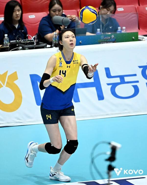 23일 여수진남체육관에서 치러진 GS칼텍스와의 2025 여수·NH농협컵 프로배구대회 여자부 조별 리그에서 현대건설의 양효진이 공격을 시도하고 있다. /사진=한국배구연맹