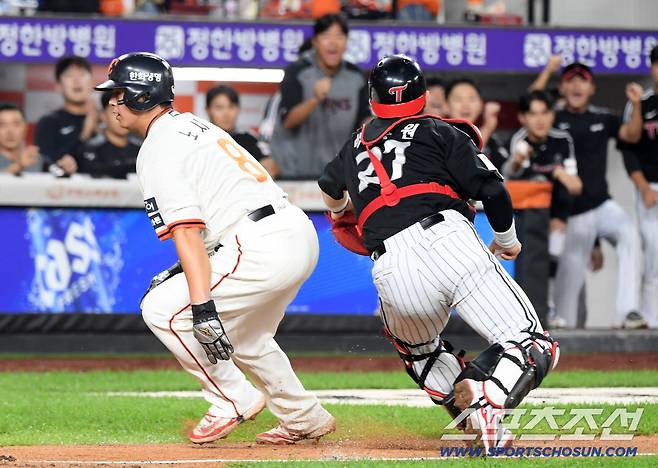 26일 대전 한화생명볼파크에서 열린 한화 이글스와 LG 트윈스의 경기. 7회말 1사 2,3루 한화 하주석 번트 때 런다운에 걸렸던 3루 주자 노시환이 득점에 성공하고 있다. 대전=박재만 기자 pjm@sportschosun.com/2025.09.26/