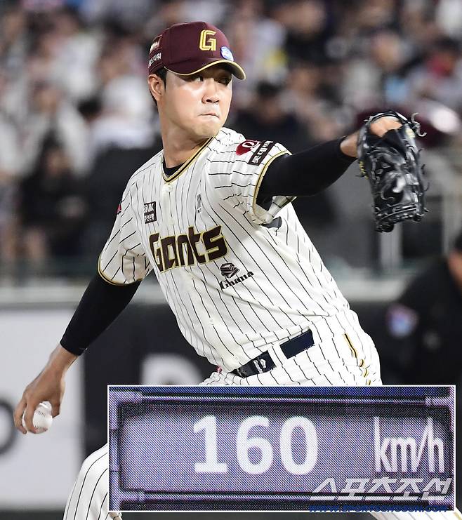 26일 부산 사직야구장에서 열린 KBO리그 롯데와 삼성의 경기. 2회 마운드에 올라 힘차게 투구하는 롯데 윤성빈. 부산=송정헌 기자songs@sportschosun.com/2025.09.26/