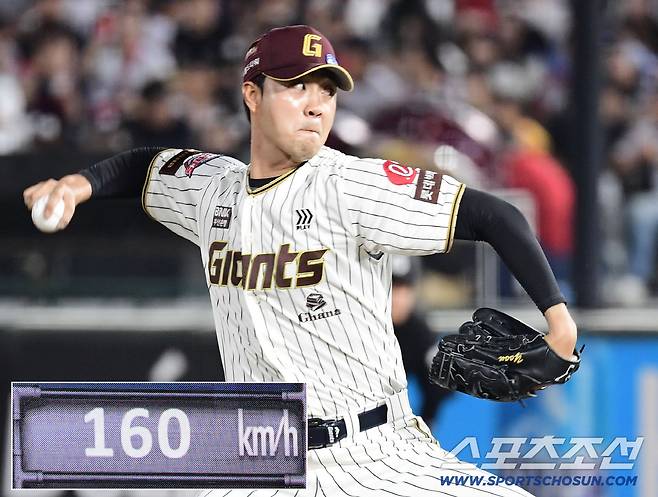 26일 부산 사직야구장에서 열린 KBO리그 롯데와 삼성의 경기. 2회 마운드에 올라 힘차게 투구하는 롯데 윤성빈. 부산=송정헌 기자songs@sportschosun.com/2025.09.26/