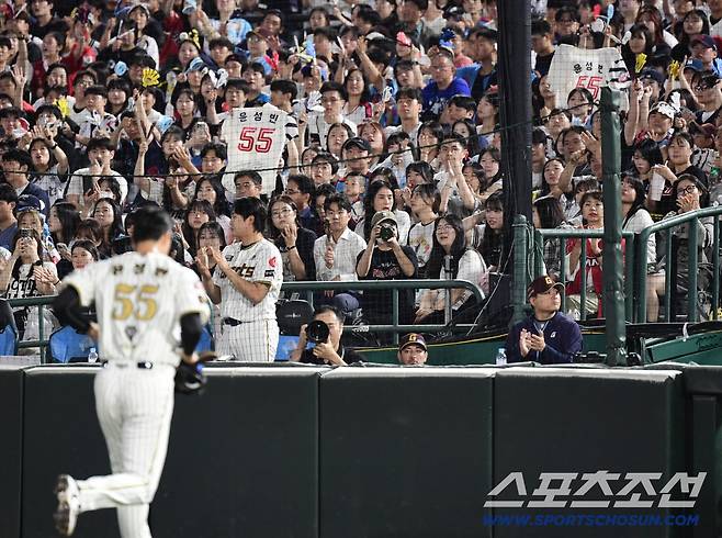 마운드 내려가는 윤성빈에게 기립 박수를 보내고 있는 롯데 야구팬들.