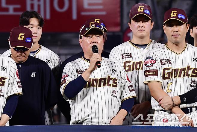 26일 부산 사직야구장에서 열린 KBO리그 롯데와 삼성의 경기. 롯데가 삼성에 10대 9로 승리했다. 마지막 홈 경기를 마친 롯데 선수들이 부산 홈 팬들에게 인사를 하고 있다. 인사하는 김태형 감독. 부산=송정헌 기자songs@sportschosun.com/2025.09.26/