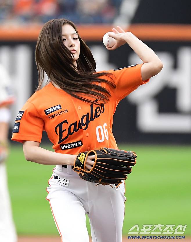 힘차게 시구하는 설윤.