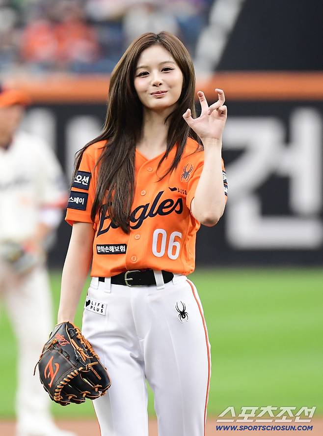 시구를 마치고 세리머니를 펼치는 설윤.