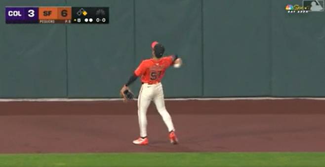 샌프란시스코 중견수 이정후가 27일 콜로라도전 8회초 수비 때 1사 1루에서 뜬공을 잡아 두 번째 아웃카운트를 잡은 뒤 이닝을 마친 것으로 착각하고, 공을 관중석으로 던지는 어처구니 없는 실책을 저지르고 있다. MLB 중계화면 캡쳐