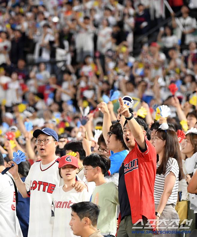 3일 부산 사직구장에서 열린 롯데 자이언츠와 LG 트윈스의 경기. 관중석을 가득 메운 롯데 팬들이 열띤 응원전을 펼치고 있다. 부산=박재만 기자 pjm@sportschosun.com/2025.07.03/