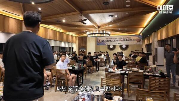 경남고 후배들에게 대게를 대접한 이대호. ⓒ유튜브 채널 '이대호' 캡처