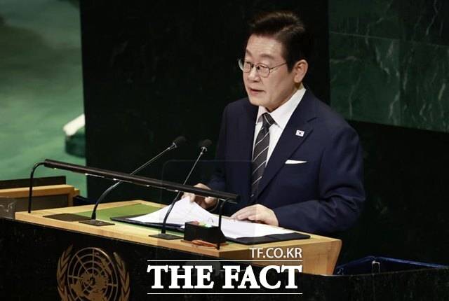 이재명 대통령이 23일(현지시간) 오전 미국 뉴욕 유엔본부에서 열린 제80차 유엔총회 고위급 회기에서 기조연설을 하는 모습. 이 대통령은 기조연설에서 '민주 대한민국의 복귀'를 천명하며 'END 이니셔티브'로 항구적인 한반도 평화 실현을 공언했다. /뉴시스