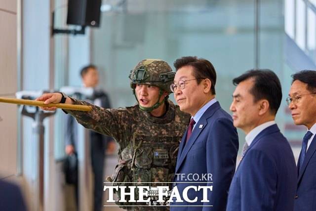 이재명 대통령이 12일 오후 강원도 화천군 소재의 육군 제7보병사단을 찾아 군 관계자에게 설명을 듣는 모습. /대통령실