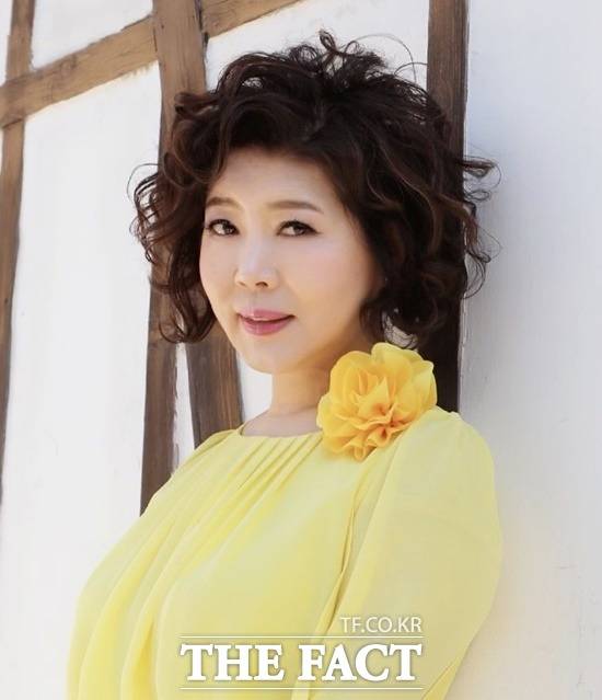 전미경이 오랜만에 신곡 '대나무'를 발표하고 본격 활동에 나선다. 전미경은 故 백영호 작곡가의 예술혼, 손자와 제자, 그리고 故 윤정란의 예술적 혈통을 노래로 잇는다. /더팩트 DB