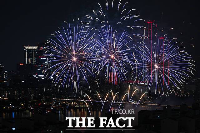 '2025 서울세계불꽃축제'가 27일 오후 서울 여의도 한강공원에서 열린 가운데 불꽃이 가을 밤하늘을 수놓고 있다. /서예원 기자