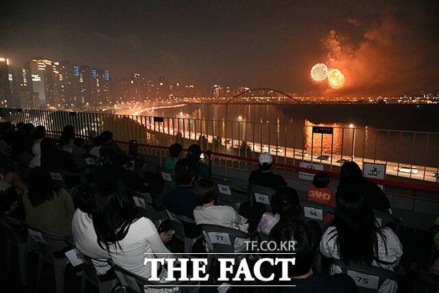 '2025 서울세계불꽃축제'가 27일 오후 서울 여의도 일대에서 열린 가운데 서울 마포구 마포365구민센터에서 초청된 구민들이 불꽃축제를 감상하고 있다. /박헌우 기자