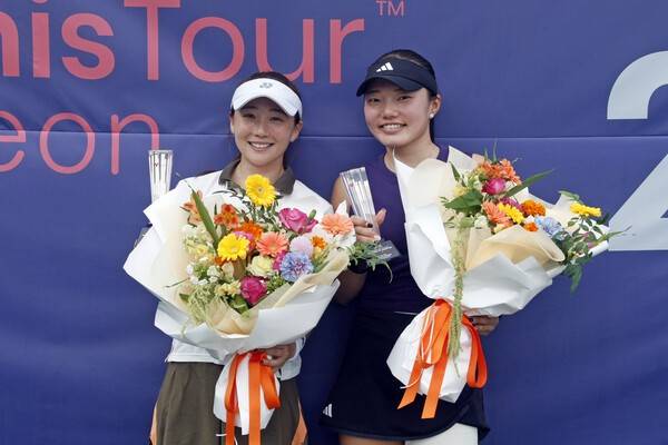 박소현(좌), 이마무라 사키(우)