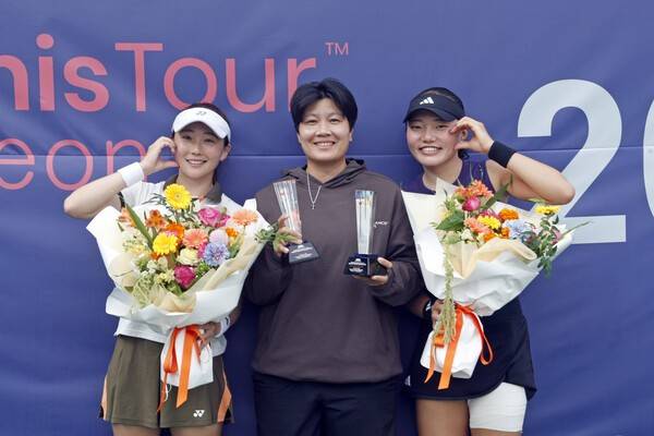 가운데가 룩시카 쿰쿰 코치