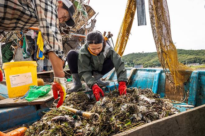 배 위로 온갖 물고기가 와르르 쏟아졌다. 잉어와 농어, 눈과 눈 사이 ‘임금 왕(王)’ 무늬가 새겨져 조선시대 수라상에 올랐다는 웅어도 간혹 보였다. /이건송 영상미디어 기자